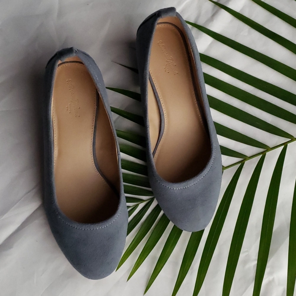NWOT Women's Microsuede Closed Toe Heeled Pumps  - Picture 2 of 4